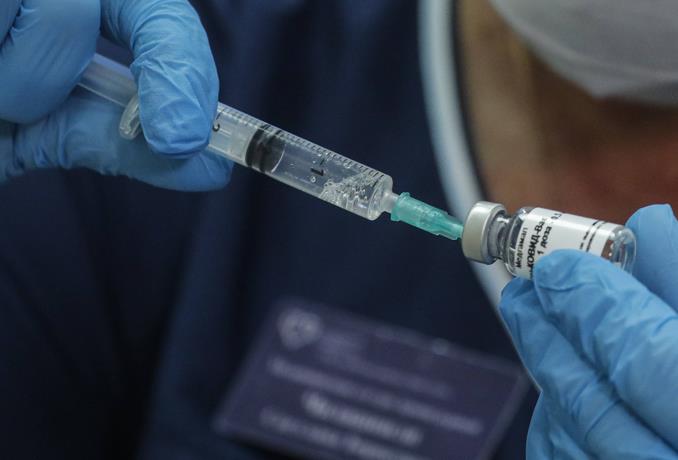 Especialistas: Promover la cuarta dosis de vacuna no es la solución frente a ómicron