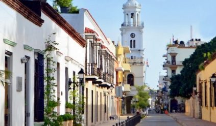 Las vías que serán intervenidas son: Las Damas, Las Mercedes, Hostos, Luperón, Salomé Ureña, Arzobispo Nouel, calle Duarte, padre Billini,19 de Marzo, José Reyes y El Conde. Los trabajos están proyectados a iniciarse a final del primer trimestre de 2022 para finalizar a mediados de 2024, informó la Unidad Coordinadora del Programa Integral de Desarrollo Turístico y Urbano de Ciudad Colonial que dirige el Ministerio de Turismo (Mitur). La rehabilitación de las estructuras viales priorizadas comprende una extensión de 5.5 kilómetros de longitud, dividido en dos lotes que serán desarrollados de manera simultánea, según Diario Libre. Comprende la sustitución y mejoramiento del sistema hidro sanitario, como agua potable, drenaje pluvial y sanitario. También la sustitución de las redes eléctricas de media y baja tensión y su centro de transformación eléctrica por un sistema soterrado como ocurrió en la primera etapa que comprende las redes de comunicación. Los trabajos constan, además, de la remoción total del pavimento en la base, capa de rodamiento de calles y aceras para ser sustituido por una estructura de pavimento adoquinado tanto en las vías como en las aceras en aproximadamente unos 55,000 metros cuadrados. Recientemente la Unidad Coordinadora del Programa Integral de Desarrollo Turístico y Urbano de Ciudad Colonial publicó un espacio en el que invita a la presentación de expresiones de interés para la ejecución del proyecto, cuya fecha límite vence el 18 de enero del próximo año.