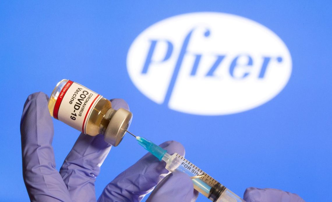 Pfizer dice dos dosis de su vacuna pueden no brindar protección ante ómicron, pero tres la neutralizan